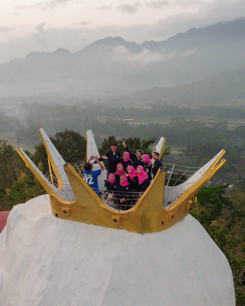 Pemandangan magis sunrise di Borobudur dilihat dari Kedai Bukit Rhema di puncak Gereja Ayam.