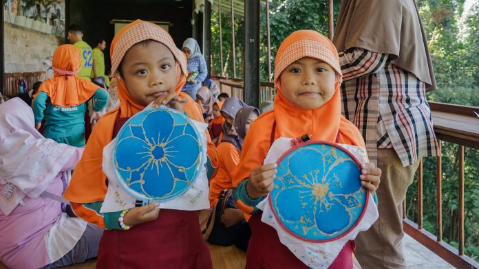 Membatik di Kedai Bukit Rhema Membatik di Kedai Bukit Rhema