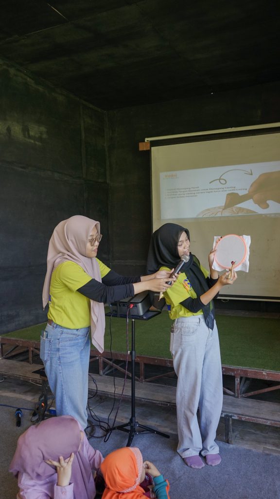 Pengajar Batik Di Kedai Bukit Rhema
