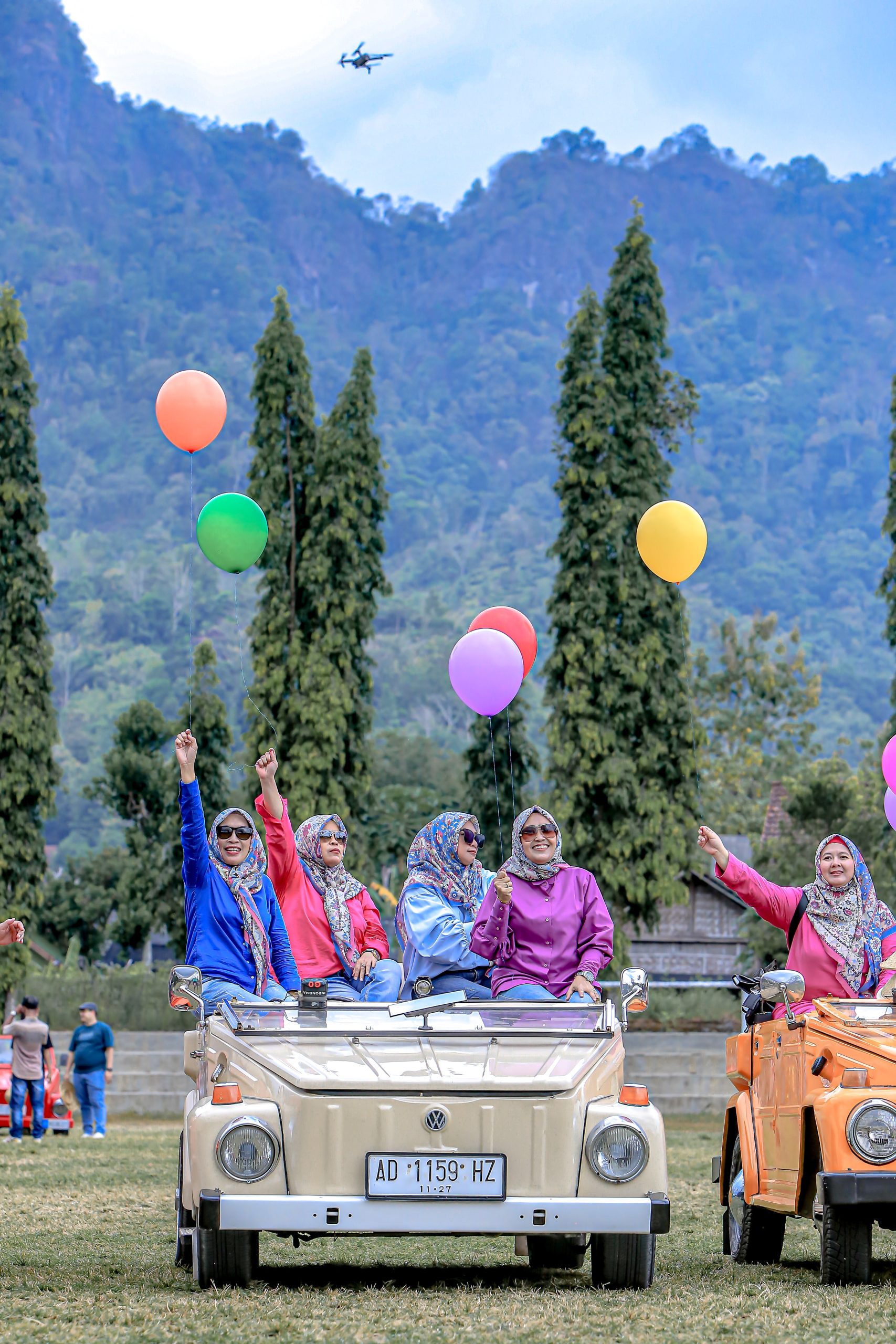 Sewa VW Safari Borobudur dari Kedai Bukit Rhema: Pengalaman Keliling Desa Wisata yang Tak Terlupakan 38 Foto di lapangan dengan latar perbukitan Menoreh dalam paket VW Safari Borobudur
