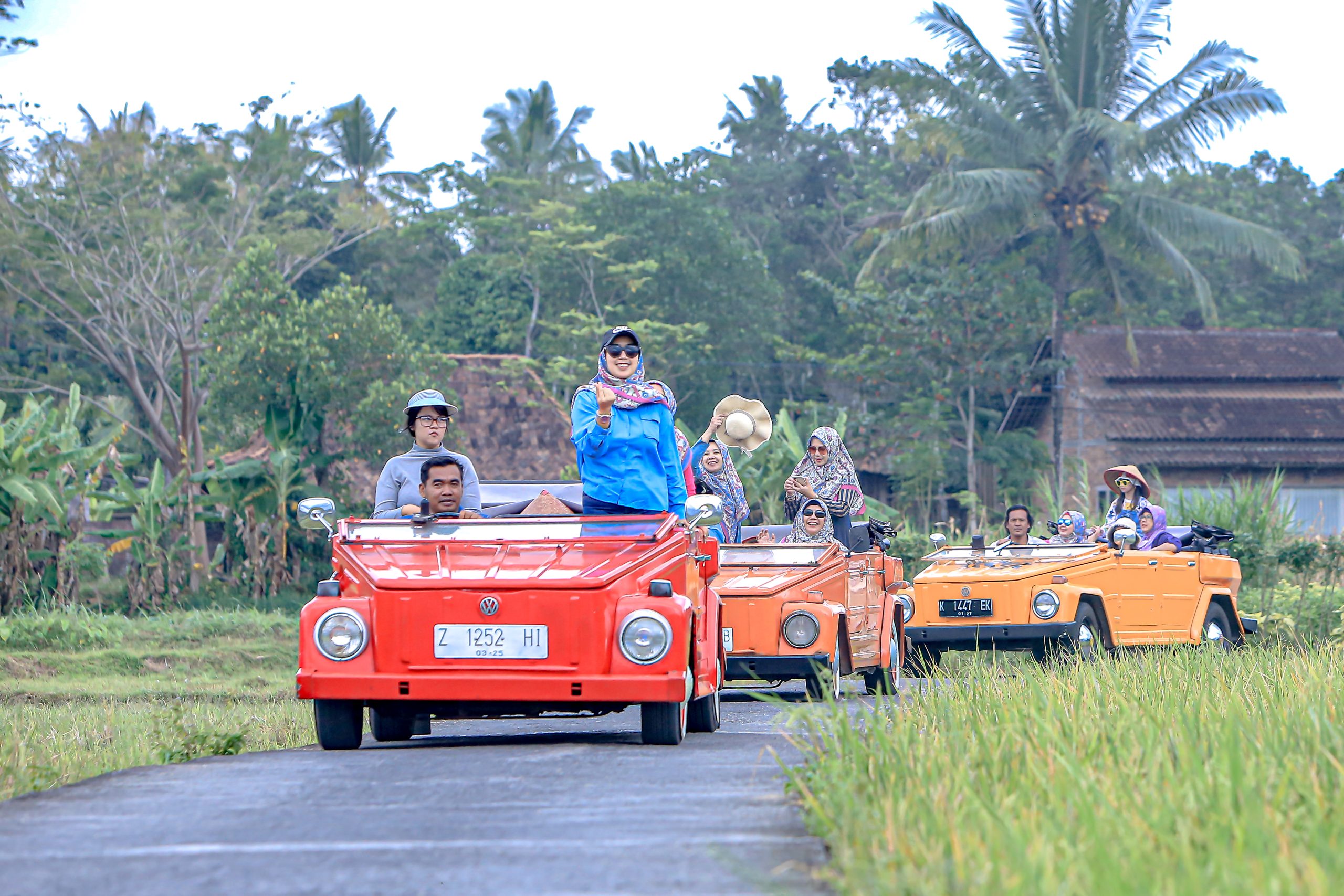 Sewa VW Safari Borobudur dari Kedai Bukit Rhema: Pengalaman Keliling Desa Wisata yang Tak Terlupakan 35 Wisatawan naik VW Safari Borobudur dari Kedai Bukit Rhema