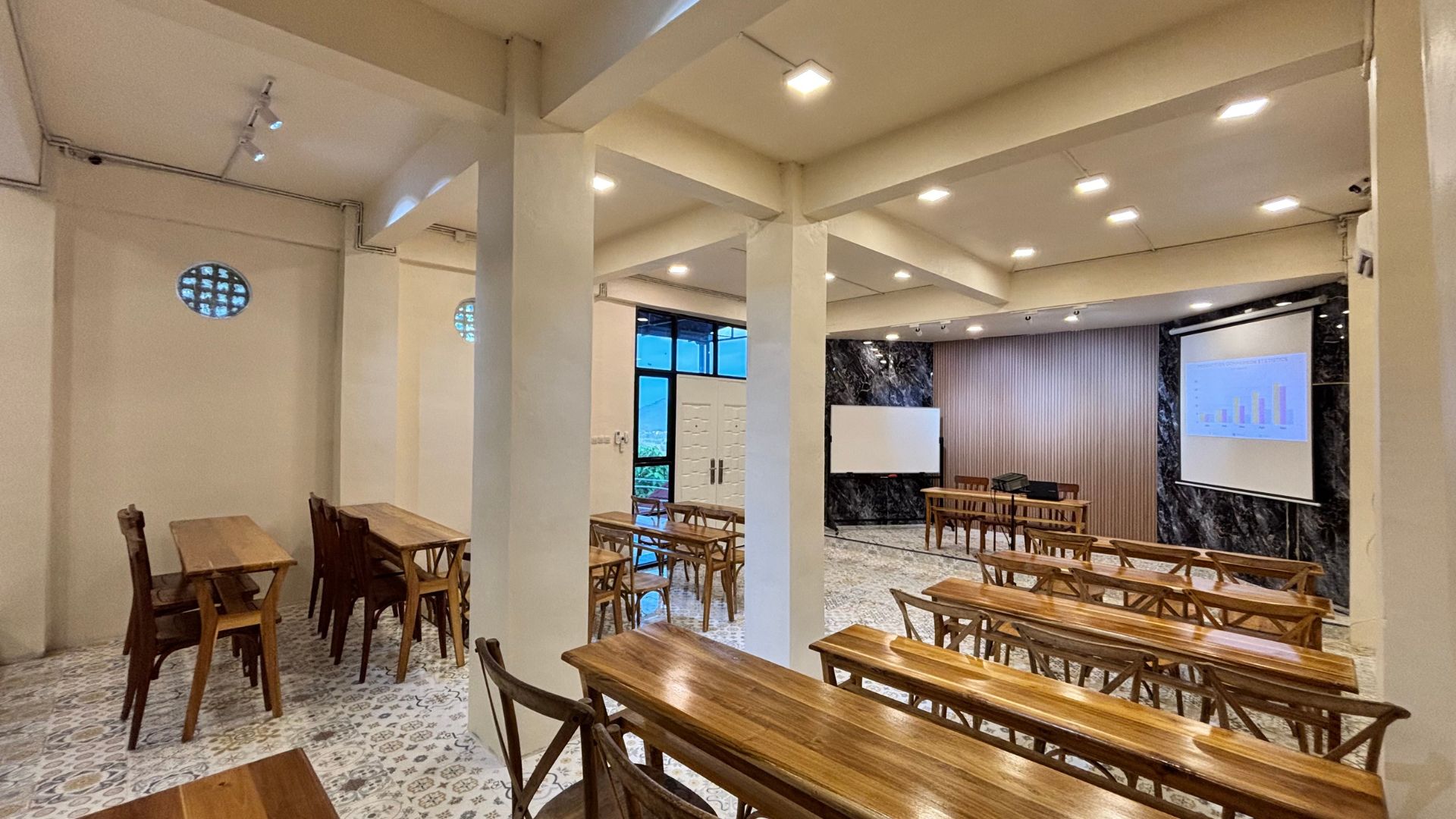 Booking Tempat Rapat di Kedai Bukit Rhema: 4 Pilihan Ruang Meeting Terbaik di Magelang 30 Private meeting room di Kedai Bukit Rhema - ruang rapat tertutup Magelang