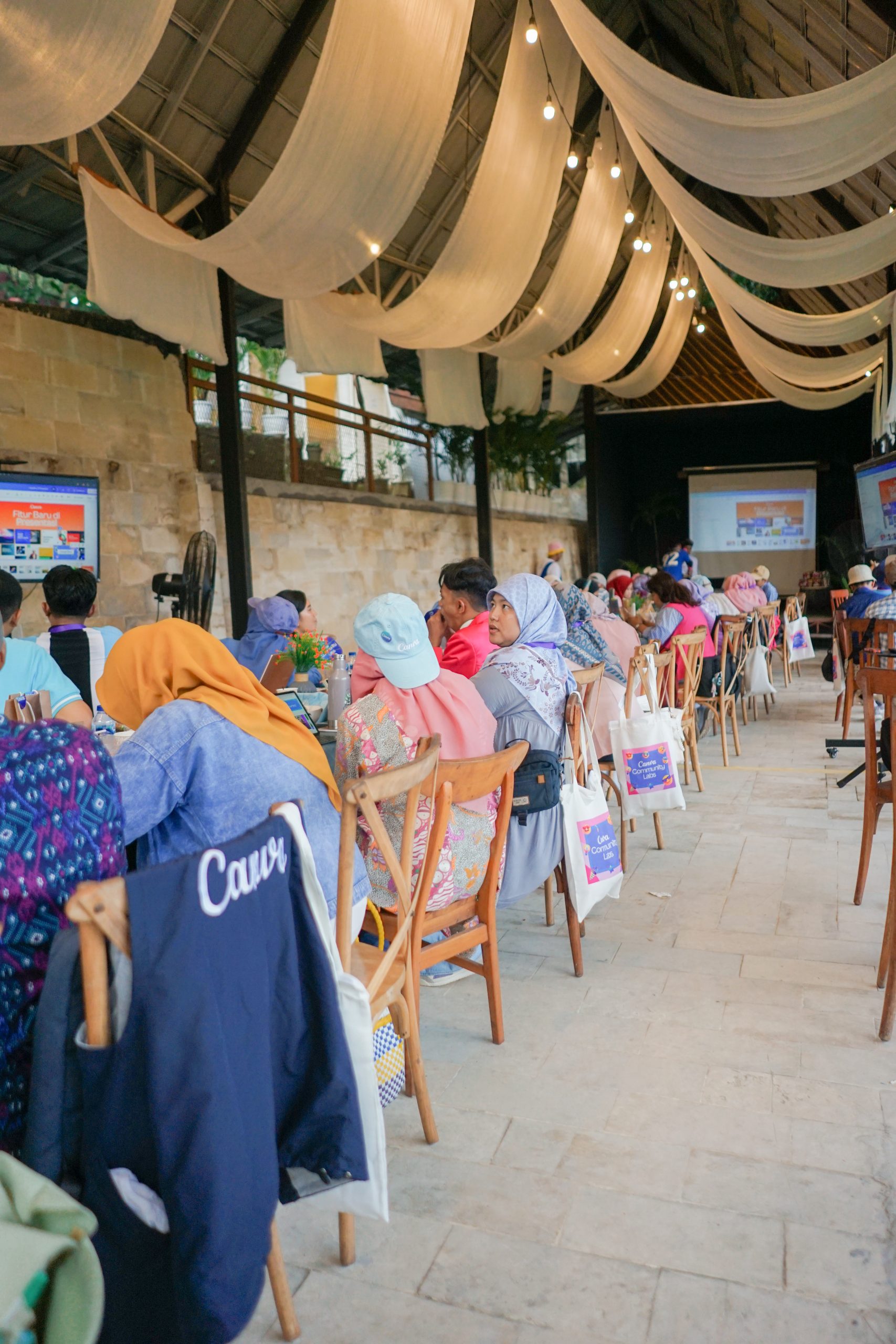 Booking Tempat Rapat di Kedai Bukit Rhema: 4 Pilihan Ruang Meeting Terbaik di Magelang 31 Semi outdoor meeting room di Kedai Bukit Rhema - ruang rapat dengan nuansa alam